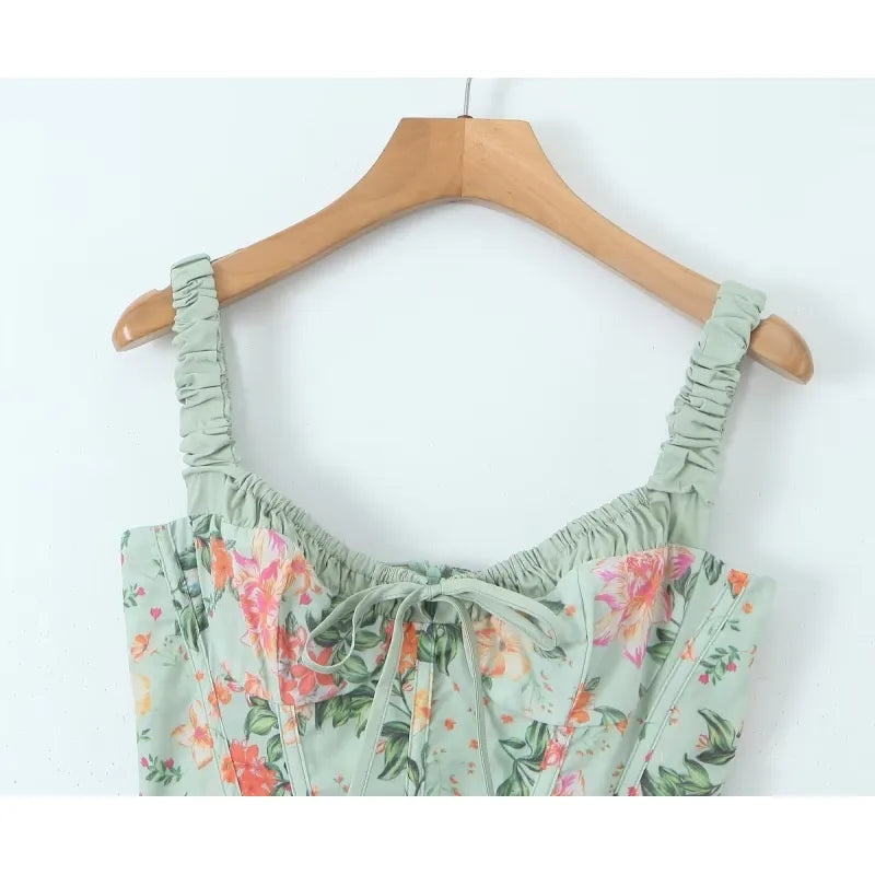 Abito con cinturino floreale da donna.