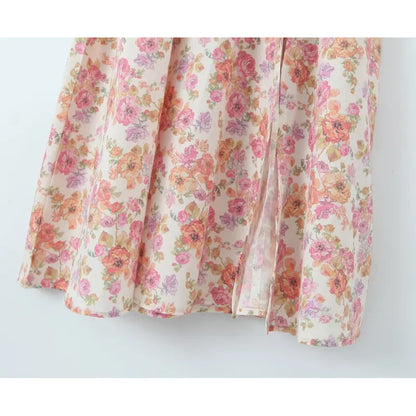 Abito con cinturino floreale da donna.