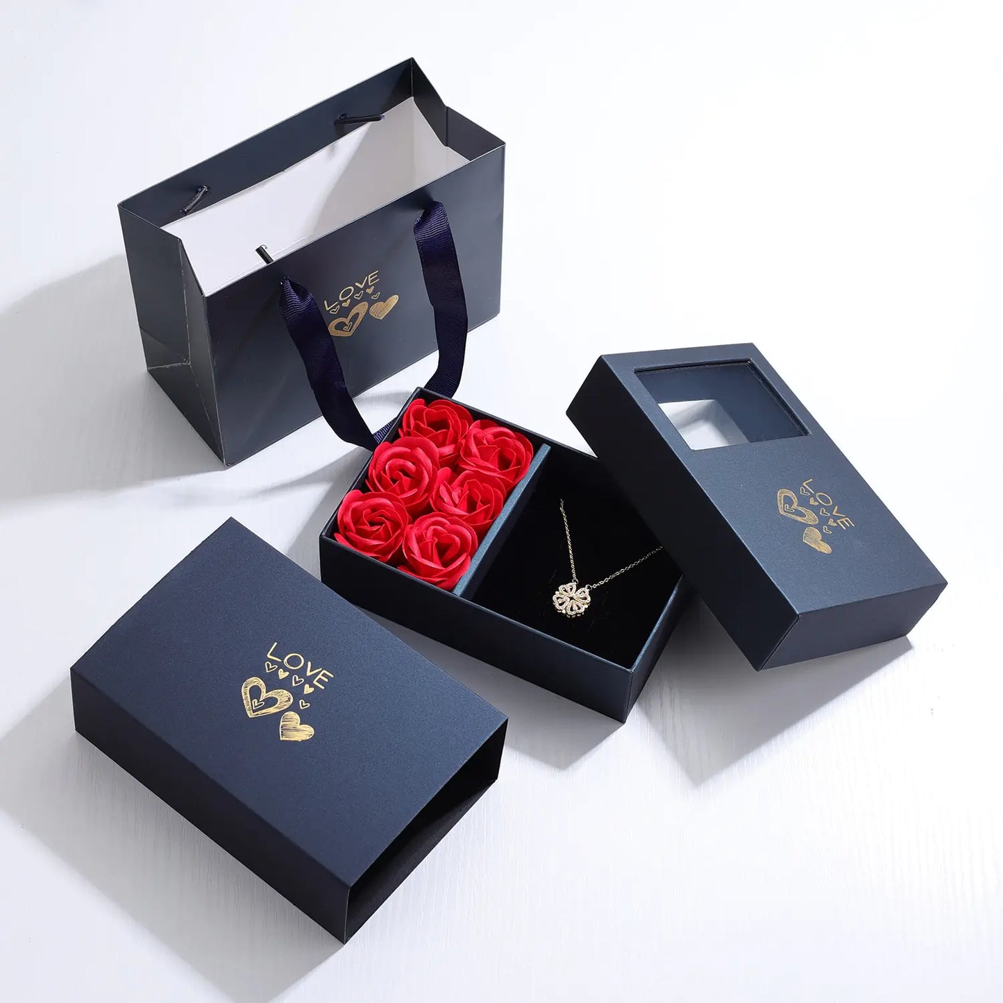 Caja de Regalo Rosa con Collares de Trébol de Cuatro Hojas y Corazón